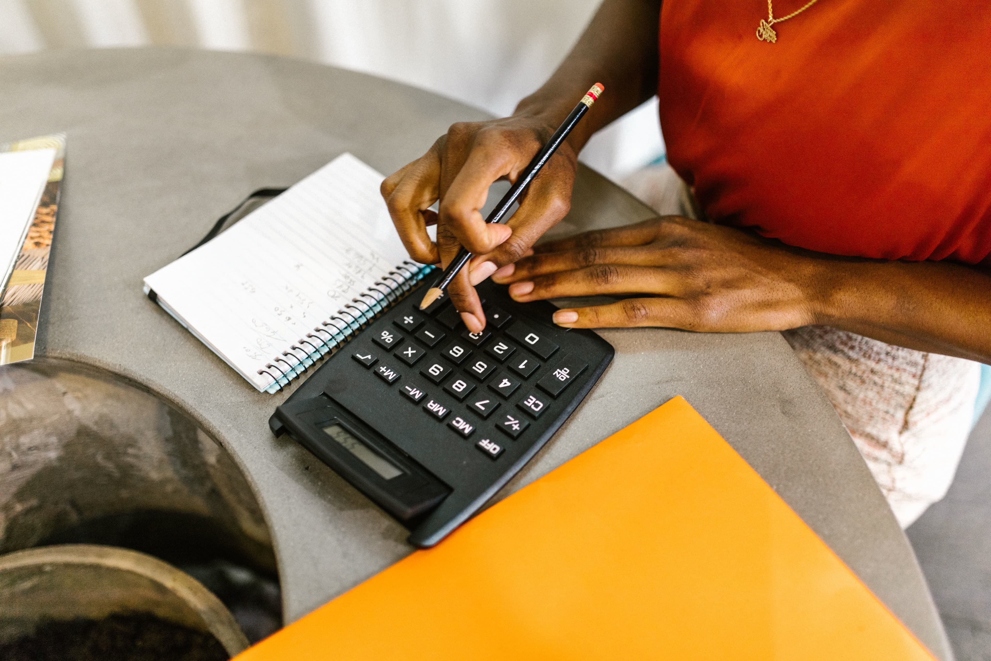 Calculatrice et documents utilisés pour une analyse fiscale