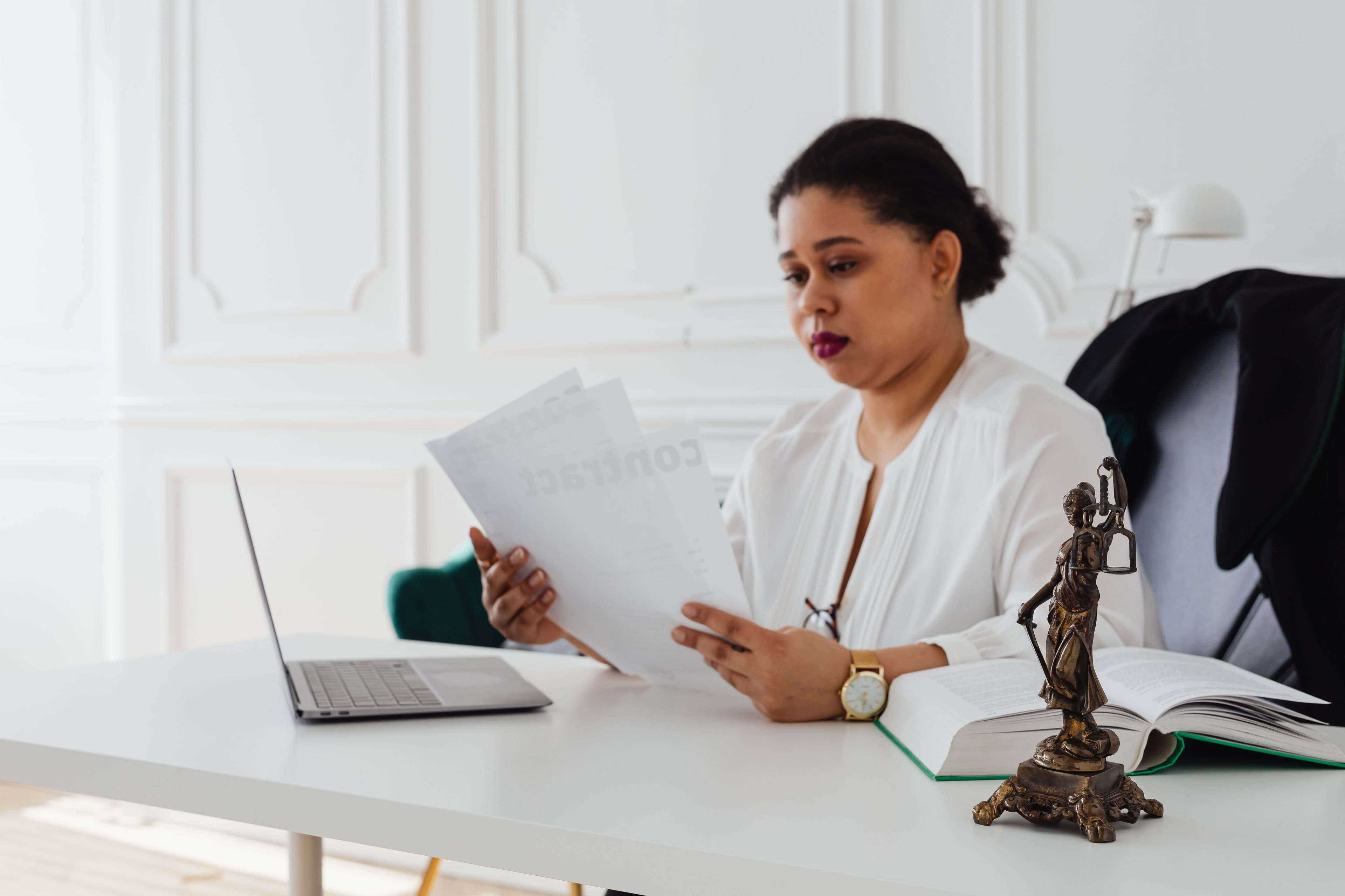Professionnels examinant un contrat juridique